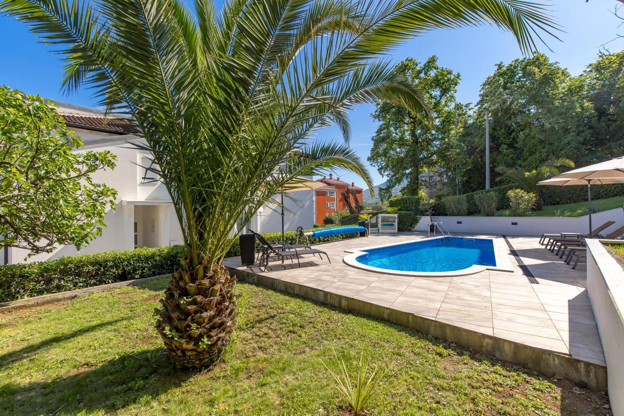 Garden With Pool Apartment
