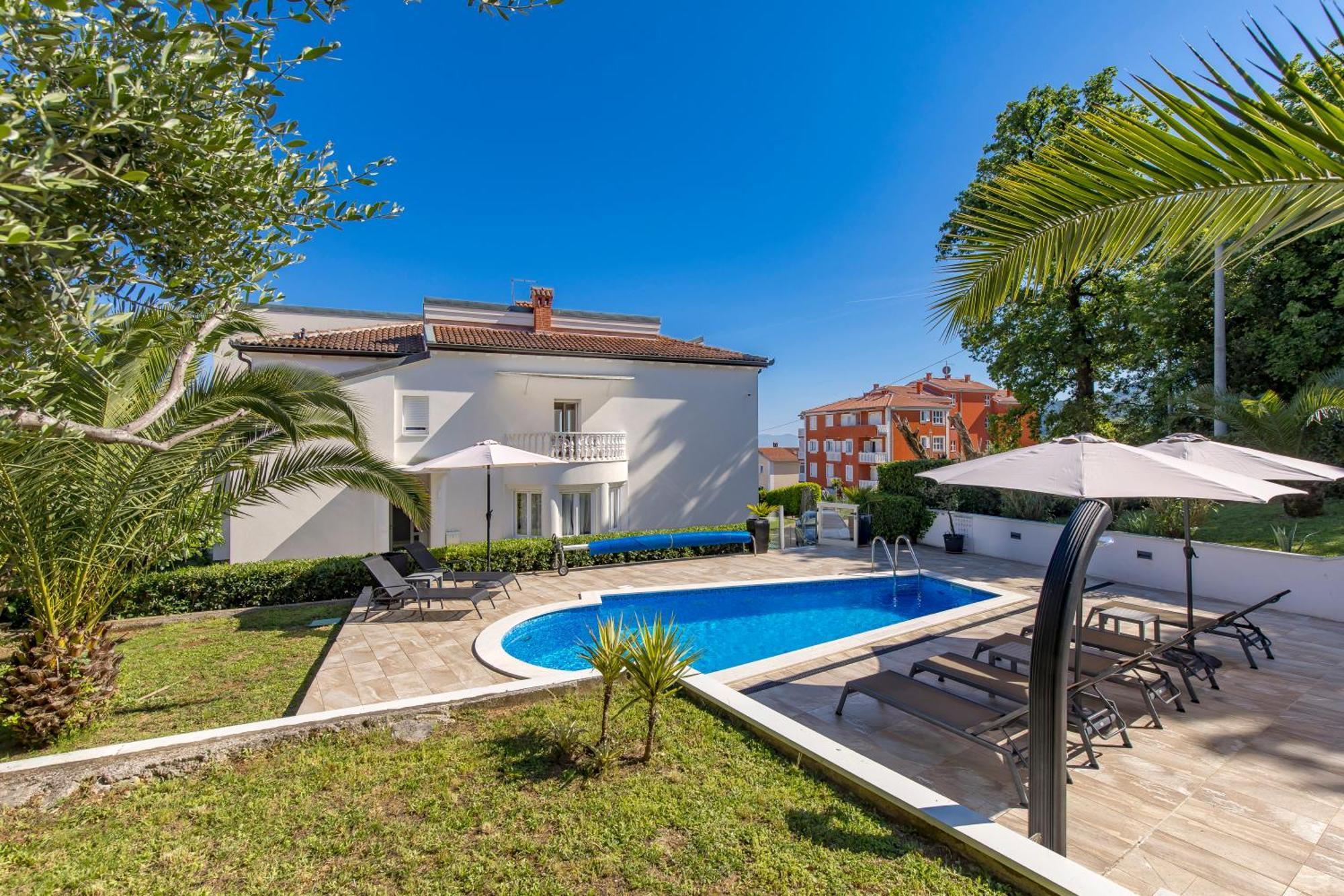 Garden With Pool Apartment *