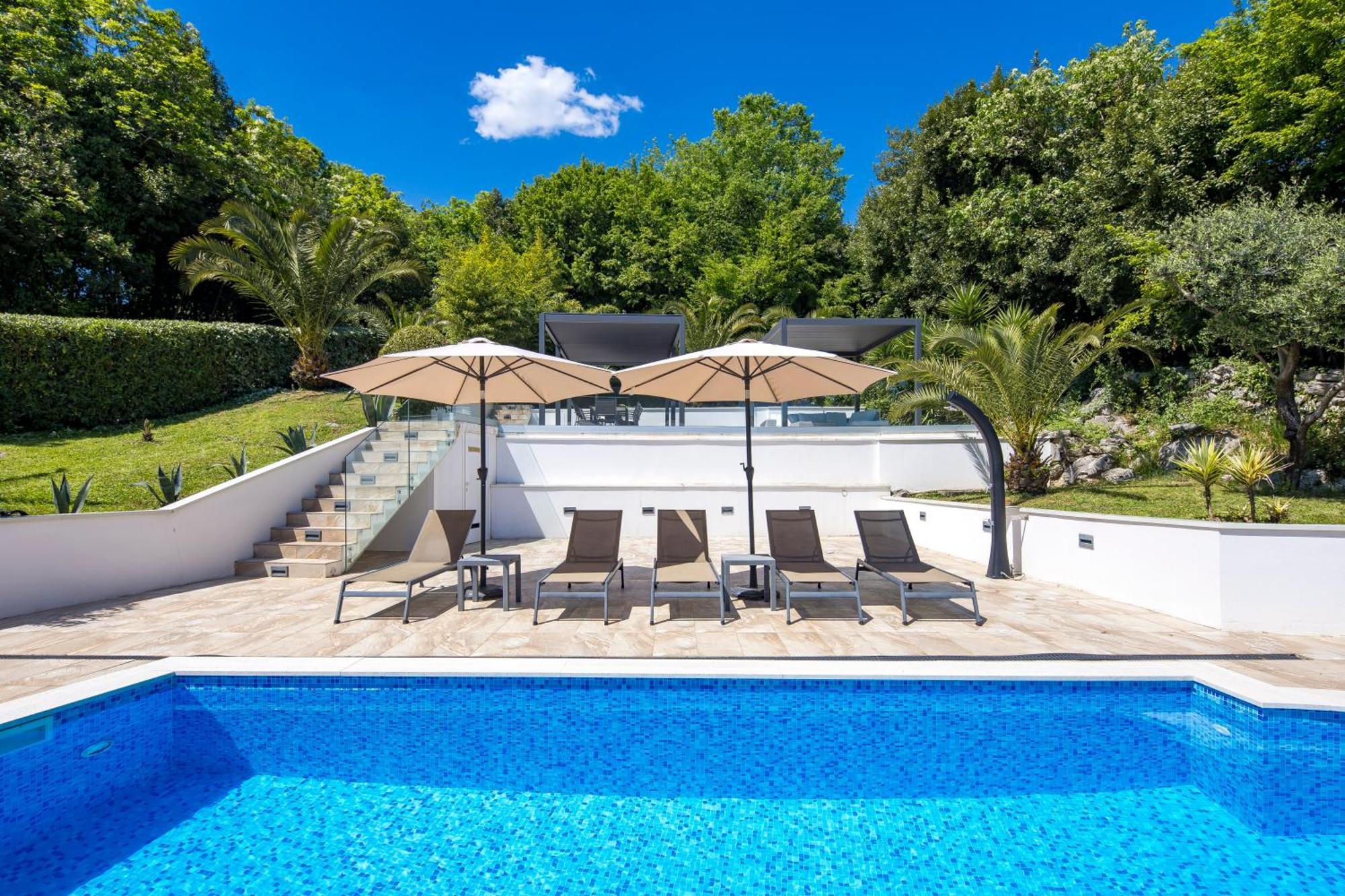 Apartment Garden With Pool