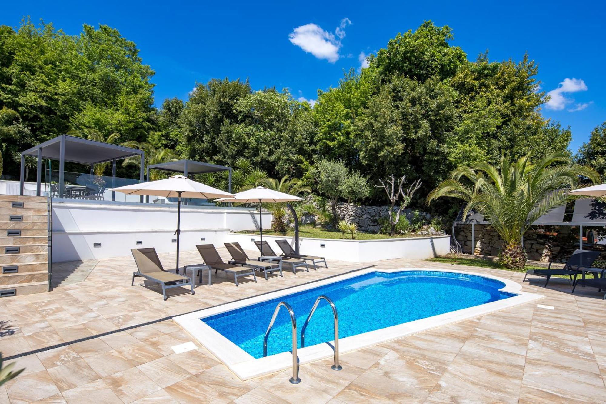 Garden With Pool Apartment