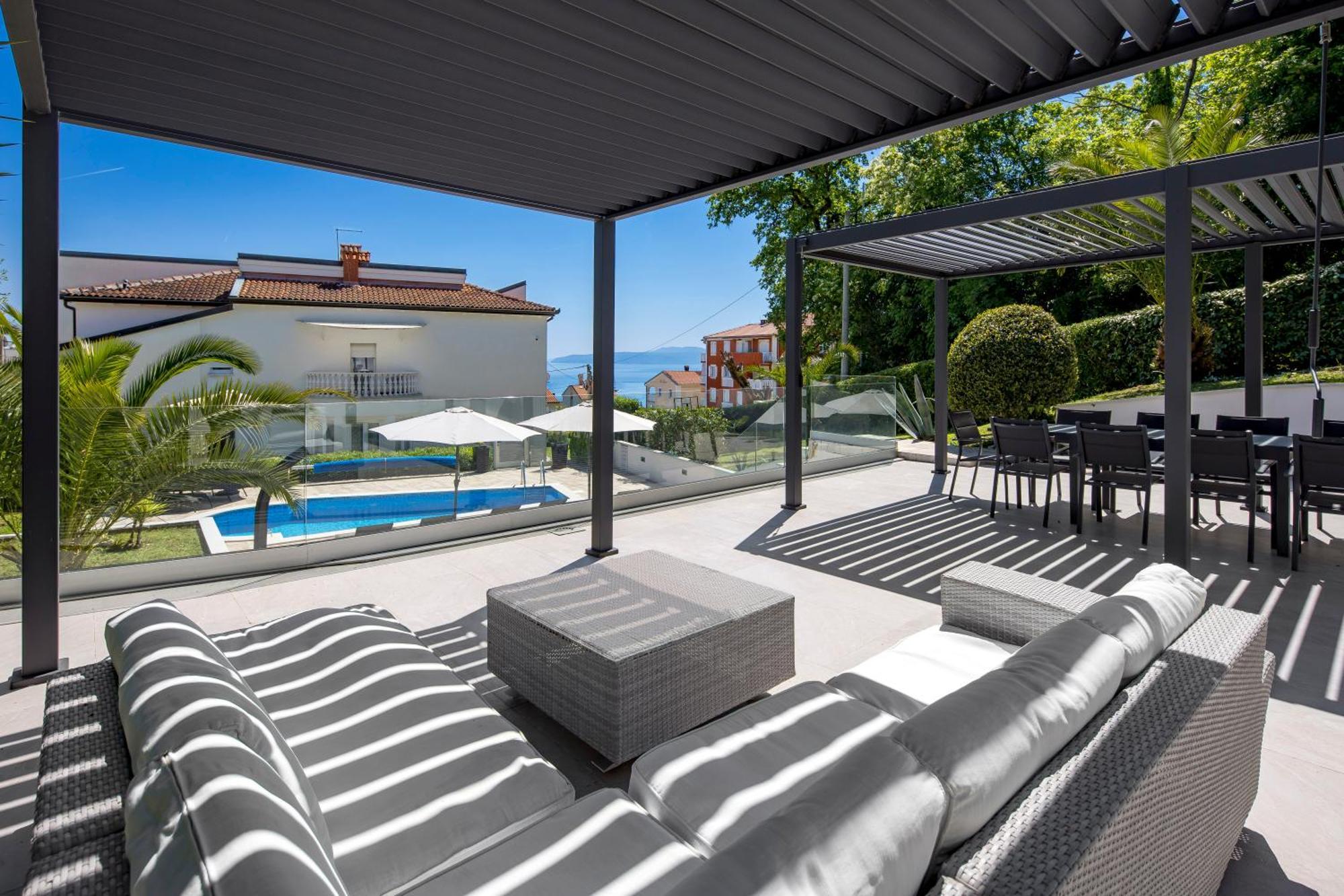 Garden With Pool Apartment