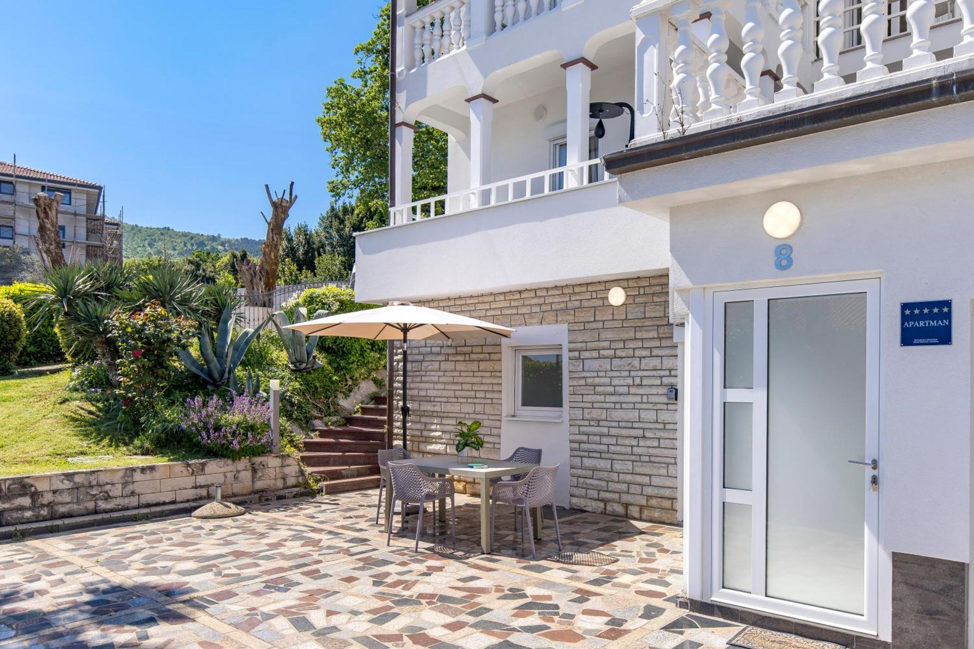 Garden With Pool Apartment *